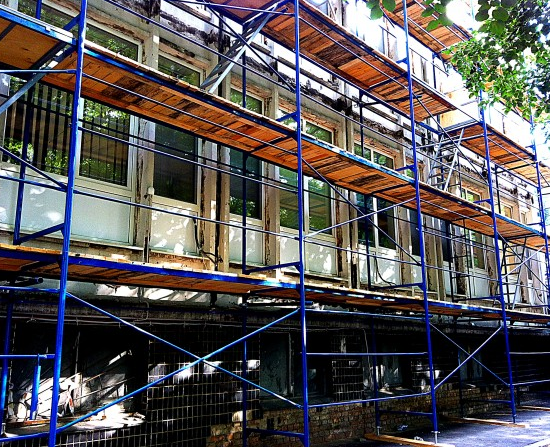 Чим відрізняються будівельні риштування від підмосток та риштовки?