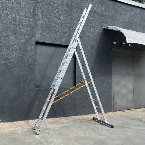 Драбина посилена алюмінієва 7 м трисекційна 3 х 10 сходинок