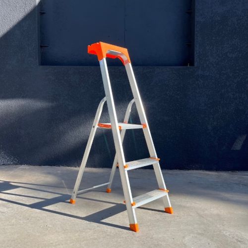 Драбина стрем'янка алюмінієва на 3 сходинки